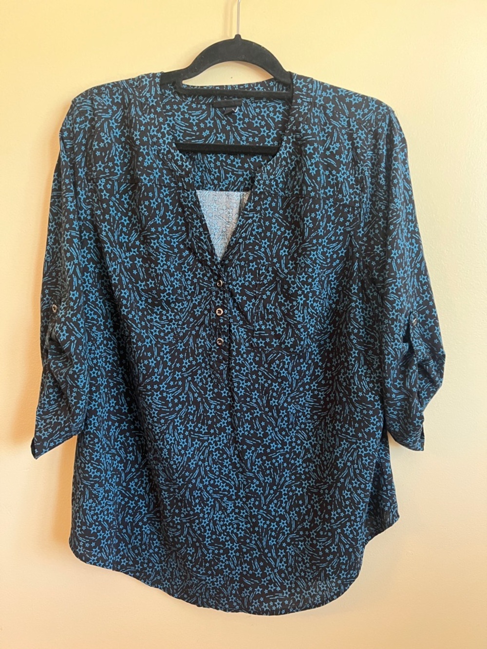 Torrid Harper Size 1 Black Blue Star Print Roll Tab Blouse Plus Size 1X